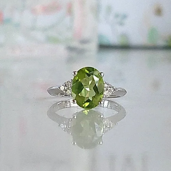 FLASH SALE! 10Kt White Gold Peridot & Diamond Gold Ring - Picture 13 of 15